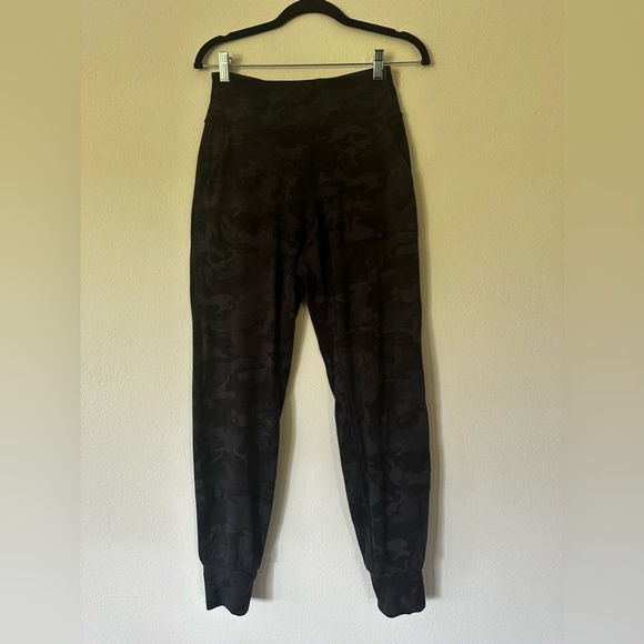Lululemon Athletica CAMO Joggers size 6 - Picture 1 of 3